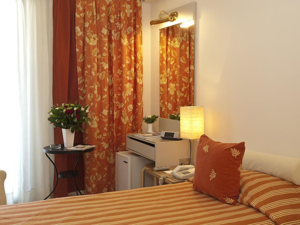 The Park Hotel Пирея Екстериор снимка
